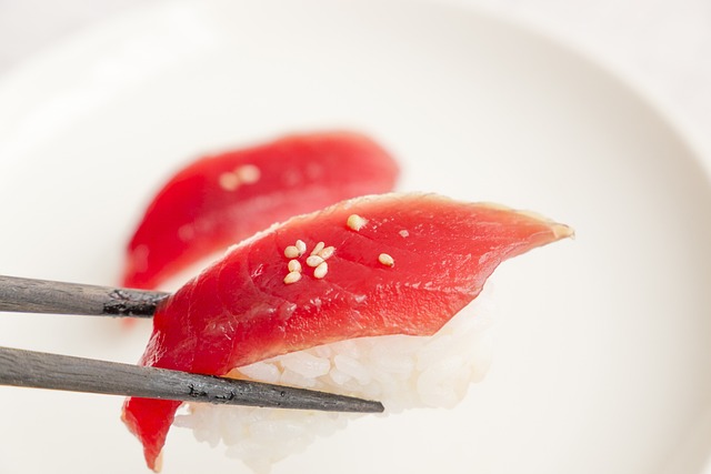 sushi z tuńczykiem