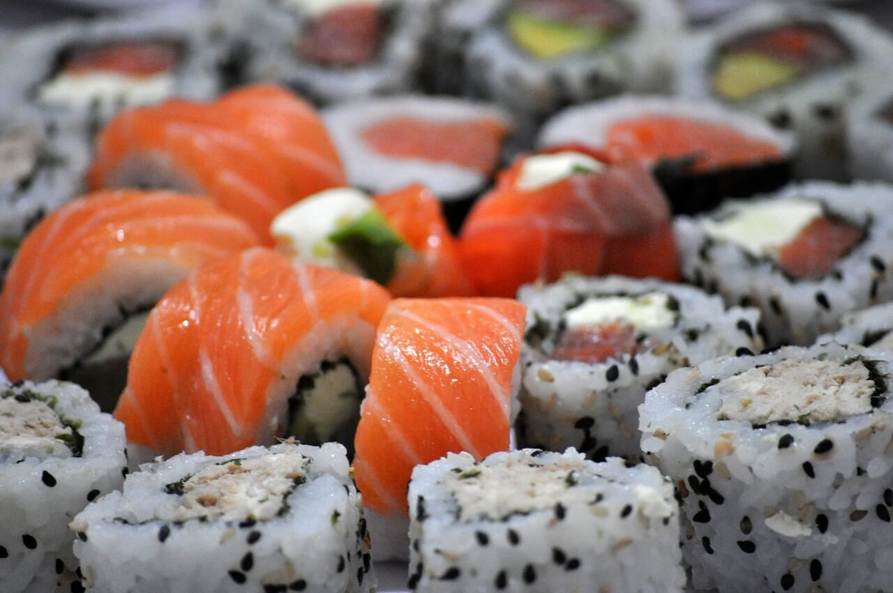 sushi z różnymi składnikami